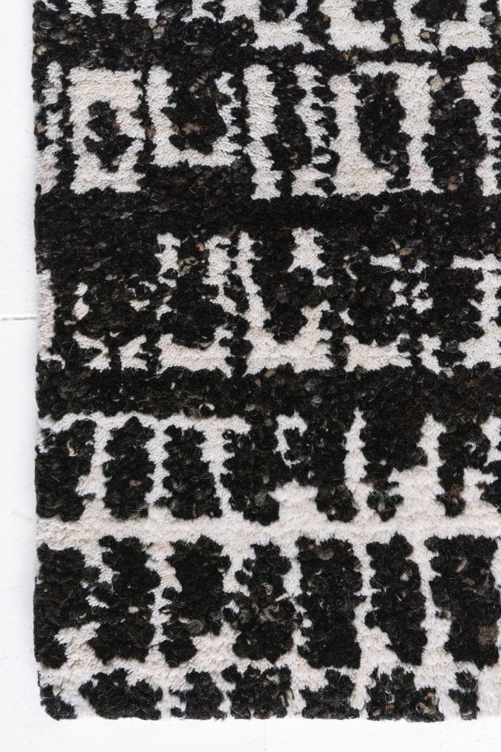 Alpine-Iron-Mountain :: District-Loom-Alpine-Collection-Iron-Mountain-Corner